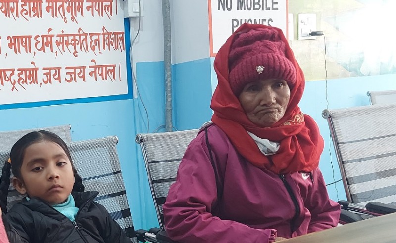 मलेसियाबाट छोरीको शव ल्याउन भौँतारिरहेकी ७० वर्षीया आमा