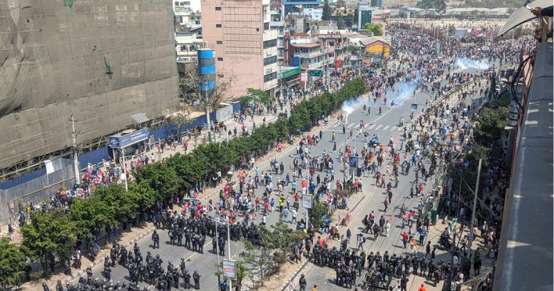 तीनकुने तनावग्रस्त, प्रहरीद्वारा अश्रुग्यास प्रहार