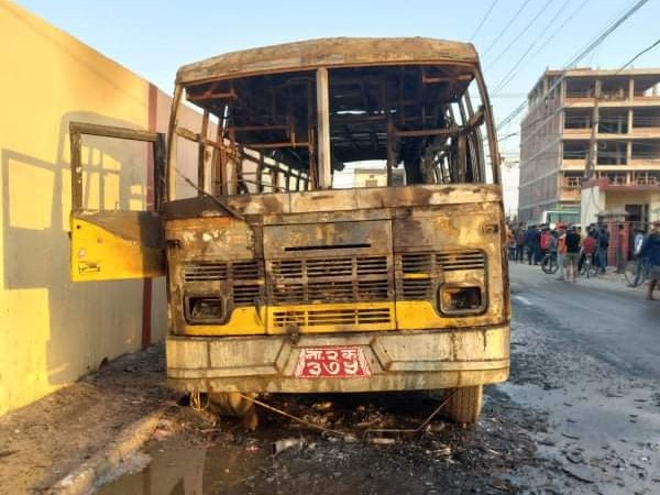 स्कुल बसमा आगलागी भएको घटनामा प्रहरीको जाचबुझ फितलो -बस धनीको गुनासो