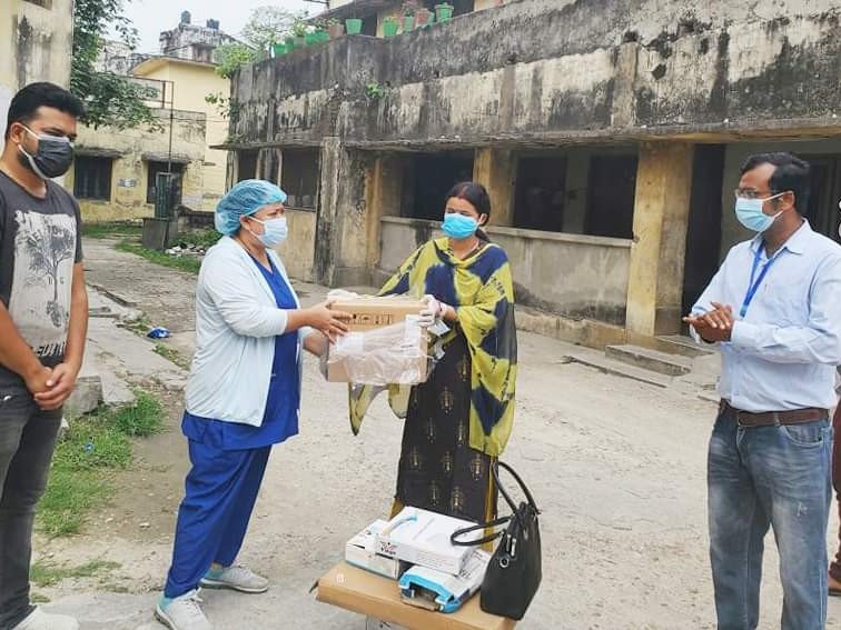 प्रदेशसभा सदस्य डा. अञ्जू कुमारी यादवद्वारा वीरगञ्जस्थित नारायणी अस्पताललाई स्वास्थ्य सामाग्री सहयाेग।