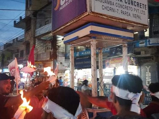 सरकारको विरोधमा वीरगञ्जमा प्रदर्शन, दल विभाजन अध्यादेश जलाईयो।