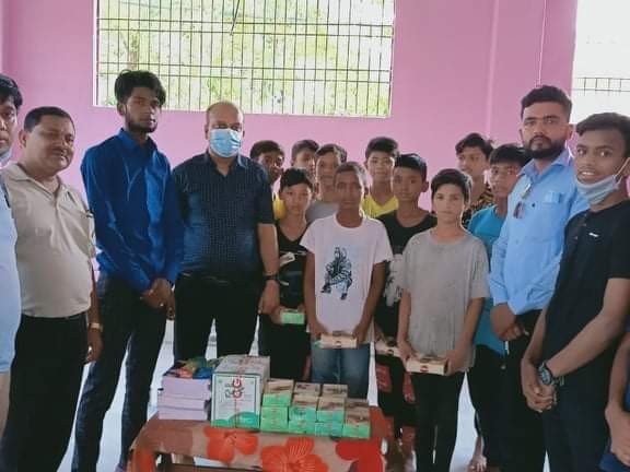 समाजसेवा एवं सिटि सर्जिकलका प्रोप्राईटर अग्रवालले आफ्नो जन्मदिनमा आमाको माया छात्रावासलाई स्टेसनरी , खाजा र स्वास्थ्य सामाग्री सहयोग । 