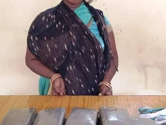 ७ केजि ५०० ग्राम अबैध लागू औषध चरेस सहित लालशादेबि रौनियार पक्राउ । 