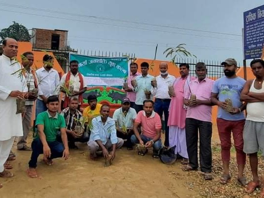 सेमरबारी चौकमा यात्रीहरूलाई बस्ने कुर्सीको साथै बृक्षारोपण कार्यक्रम सम्पन्न।