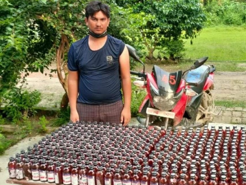 सरकारी मोटरसाइकलमा लागूऔषध  ओसारपसार गर्ने कार्यालय सहयोगी पक्राउ ।