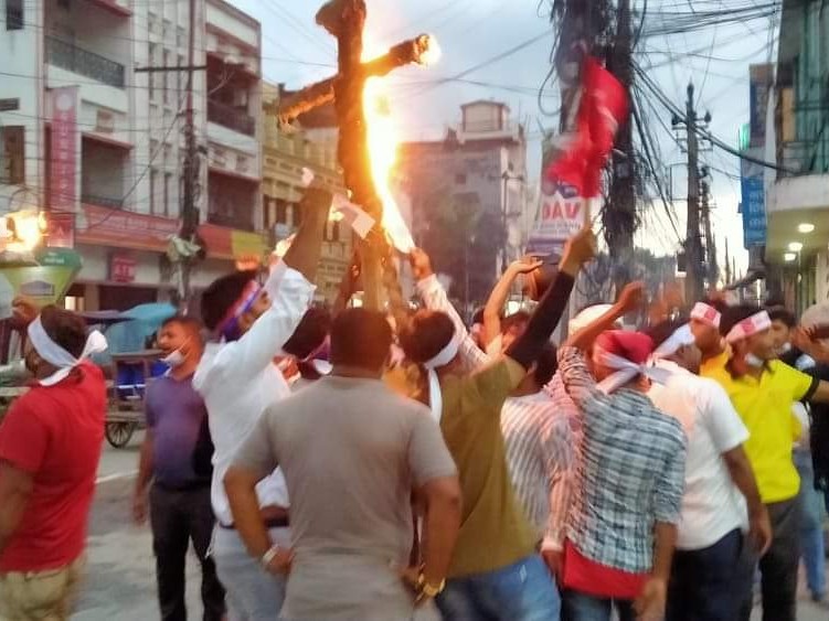 ओलीनिकट युवासंघद्वारा वीरगन्जमा प्रधानन्यायाधीश चोलेन्द्रशम्शेर जबराको पुत्ला दहनसहित मसला जुलुस ।