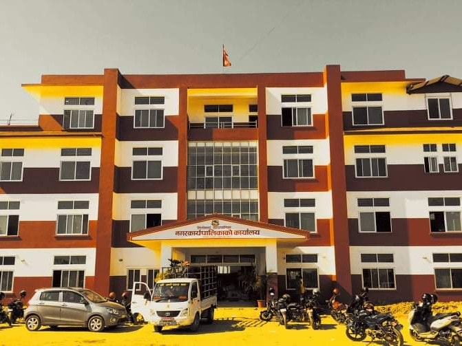 तिलोत्तमा नगरपालिकाका मेयर र उपमेयर चढ्ने गरेको गाडीलाई एम्बुलेन्सका रूपमा प्रयोग।