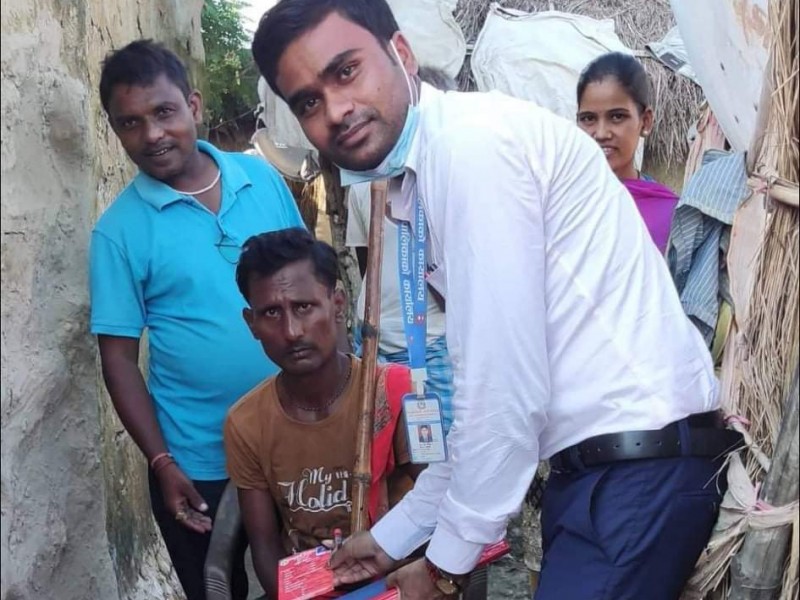 अपाङ्गहरुको घरमै पुगेर परिचय पत्र दिने अधिकृत रौनियार।