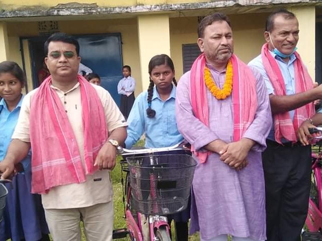 वीरगञ्जको चोर्नीस्थित नेराआविमा १८ जना छात्रालाई साइकल वितरण।