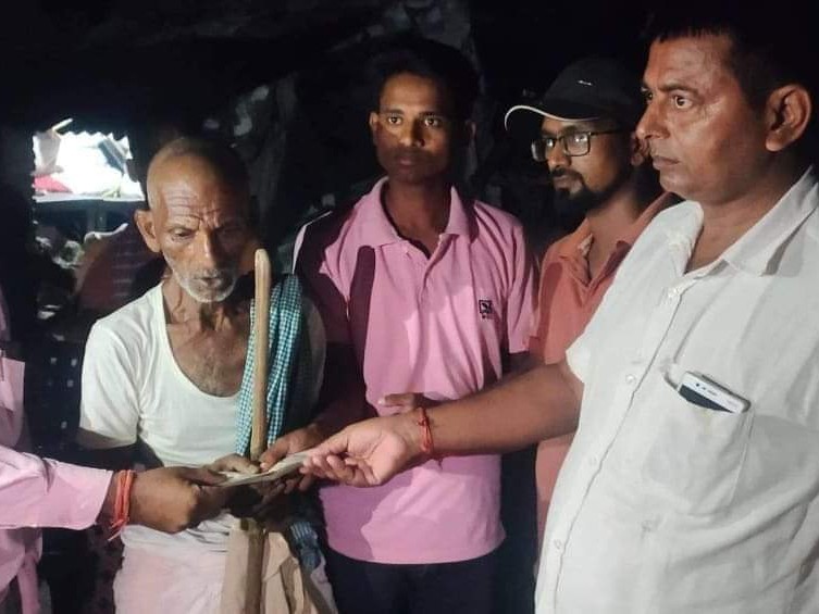 मुटु र मृगौला रोगबाट पिडित चौरसियालाई नगद चालीस र खाधान्न सामाग्री सहयोग।