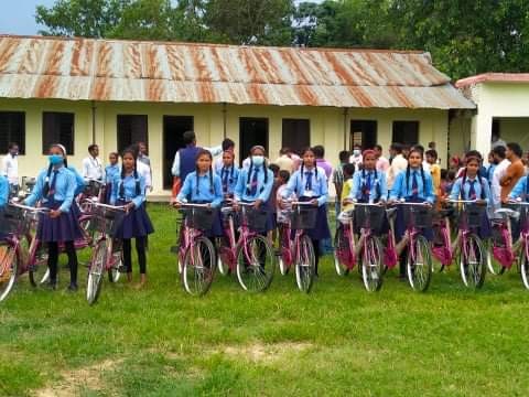 मुख्यमन्त्री "बेटी पढाउ, बेटी बचाउ" अभियान अन्तर्गत नेरामाबी निचुटामा साईकल वितरण।