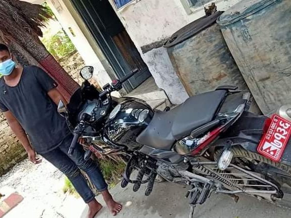 चोरी गर्दै गरेको मोटरसाइकलसहित मानिस पक्राऊ।