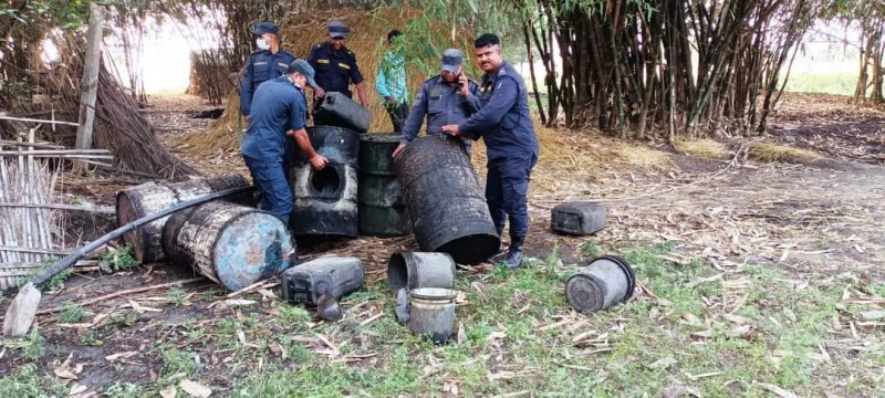 पर्सा प्रहरीद्वारा अवैध मदिरा भठ्ठी नष्ट ।