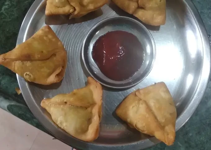 समोसामा कीरा भेटिएपछि सिरहाको एक होटललाई २० हजार रुपैयाँ जरीमाना