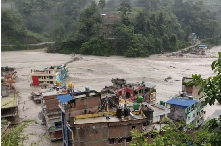 सिन्धुपाल्चोकको मेलम्ची र हेलम्बु क्षेत्रमा भीषण बाढी र पहिरो।