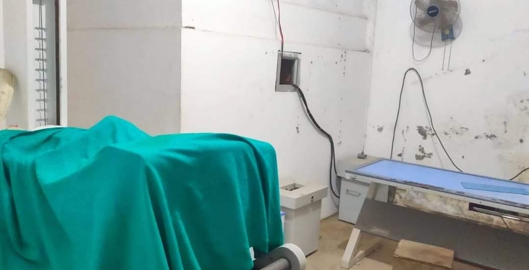 प्रादेशिक अस्पताल पोखरियाको एक्सरे मेशीन पार्टपुर्जा ठेकेदारले झिकेर लगेपछि सेवा अवरुद्ध