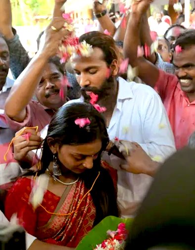 'महाकुम्भ भाइरल गर्ल' मोनालिसाले प्रेमीसँग विवाह गर्दा किन परिन् विवादमा ?