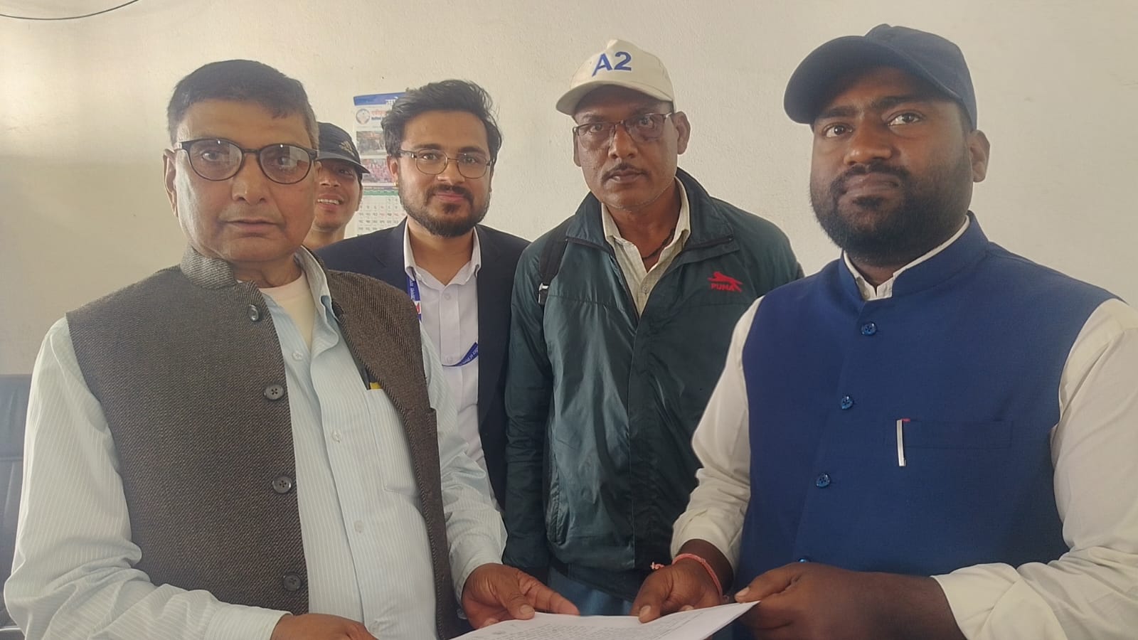 फतुवा विजयपुरमा टिपर आतंक राेक्न माग गर्दै स्थानीयले  प्रशासनलाई बुझाए ज्ञापन पत्र 