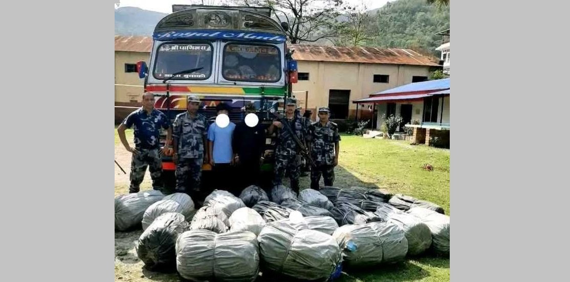 सुनसरीबाट ७ सय ८३ किलो गाँजासहित दुई जना प्रहरीको नियन्त्रणमा