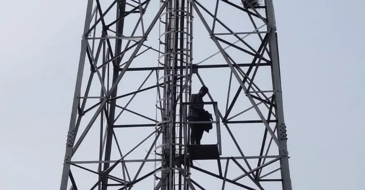 सालीसँग दोस्रो विवाह गराइदिन माग गर्दै युवक टावरमा चढेपछि.....