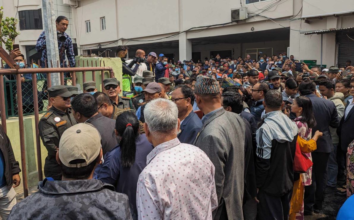 गुरागाईँ कार्यालय आउने भएपछि बालेनले फेरि लगाए कार्यकक्षमा ताला