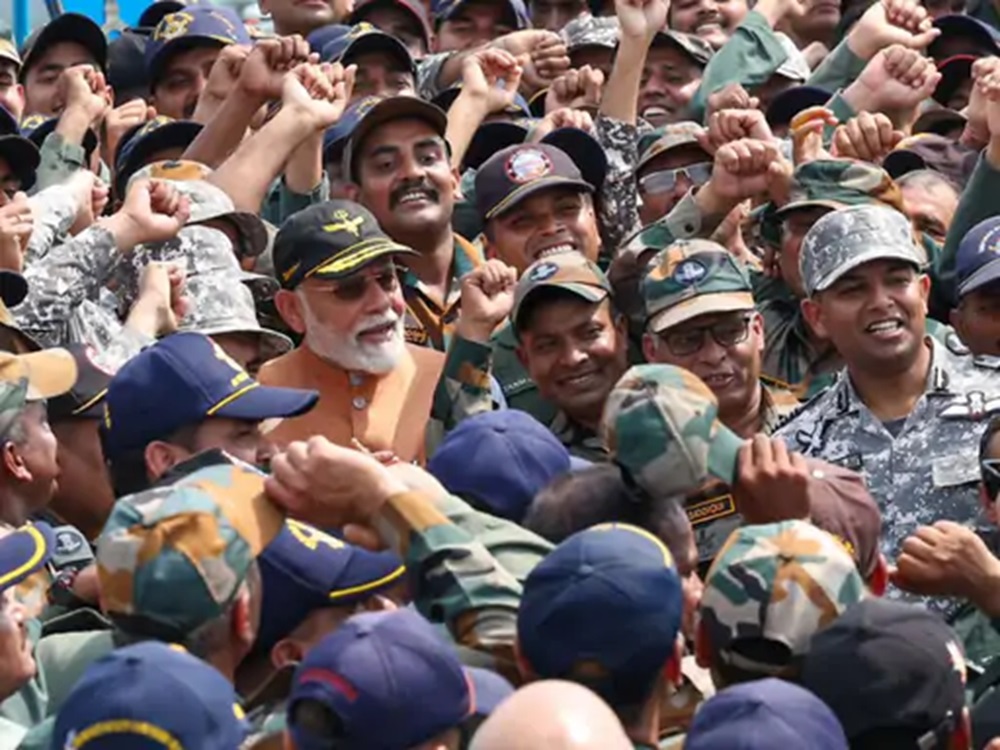 पन्जाबमा सुरक्षा बलसँग तस्बिर खिचाउँदै मोदीले लेखे: बहादुर योद्धाहरूलाई भेटेँ
