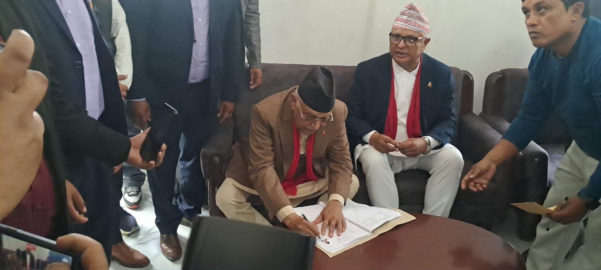 बालेनसँग भिड्न ओलीले दर्ता गराए झापा–५ बाट उम्मेदवारी