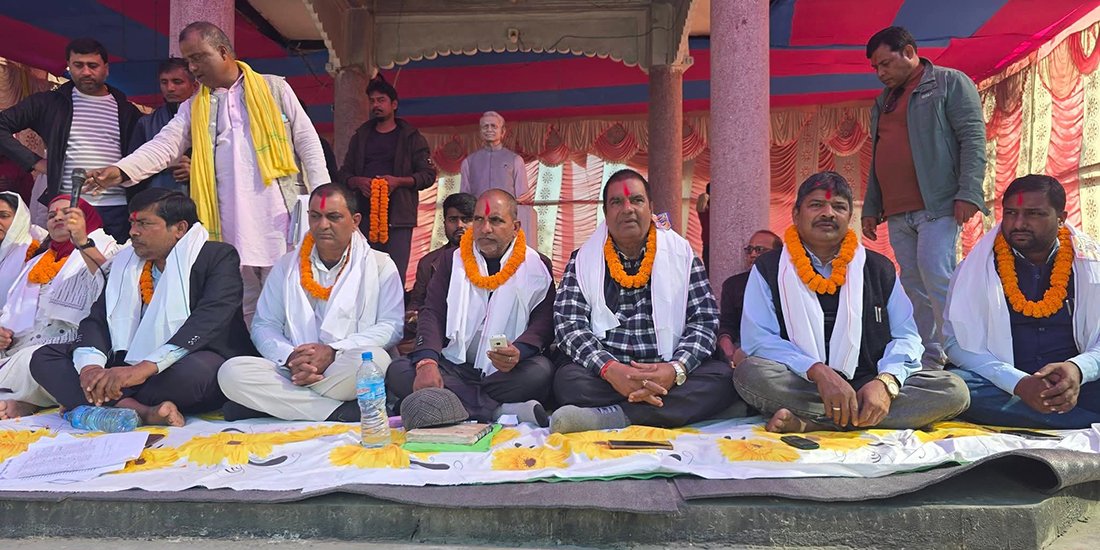 राजविराज करदाता सेवा कार्यालय हटाएको विरोधमा अनसन