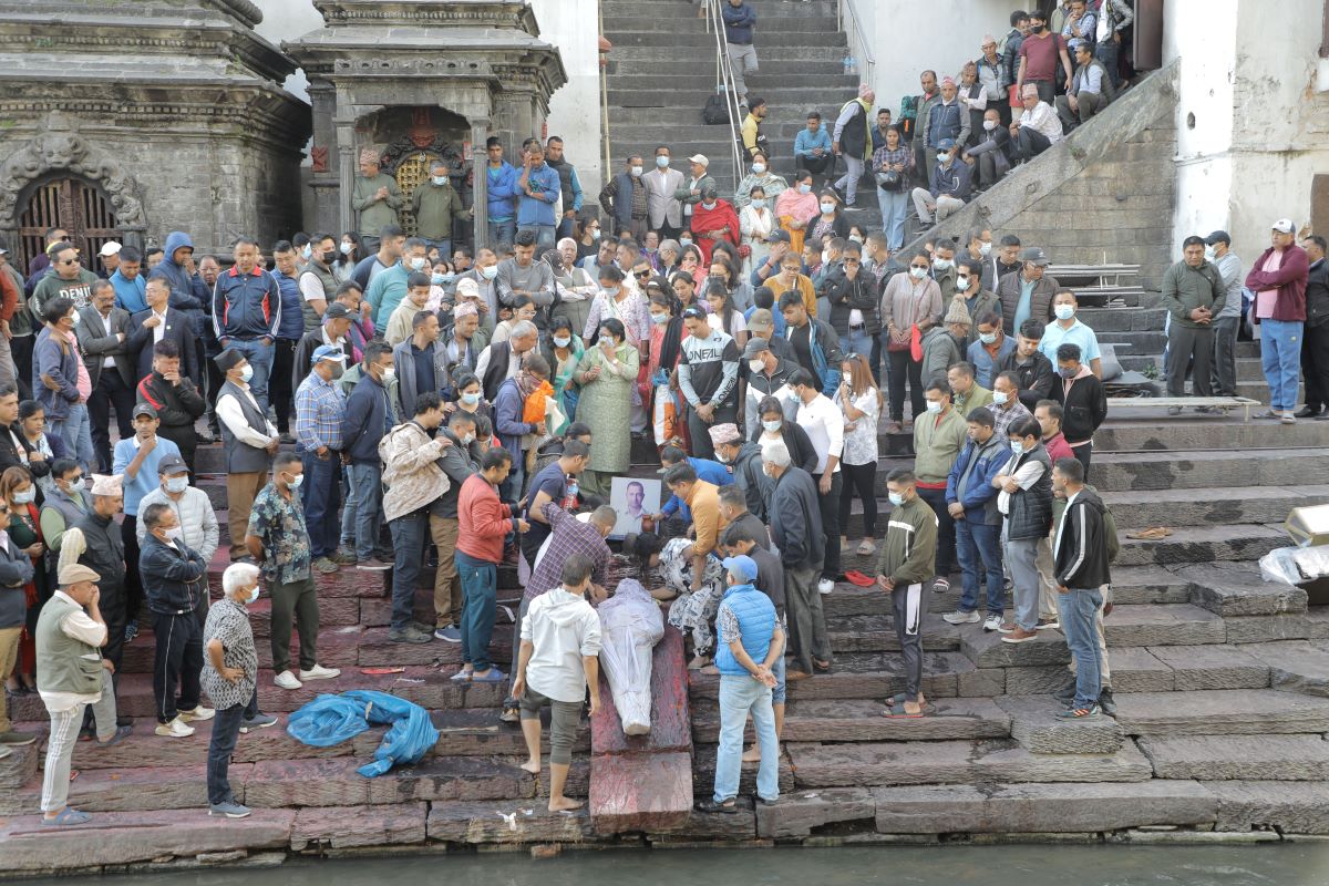 हेलिकप्टर दुर्घटनामा परी निधन हुनुभएका वरिष्ठ क्याप्टेन सेढाईंको अन्येष्टि